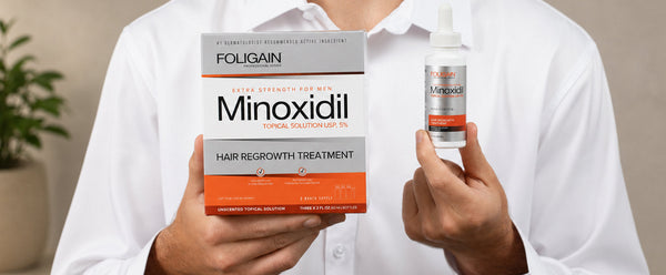 雙手拿著FOLIGAIN 5%米諾地爾瓶與3個月份用量的包裝盒。
